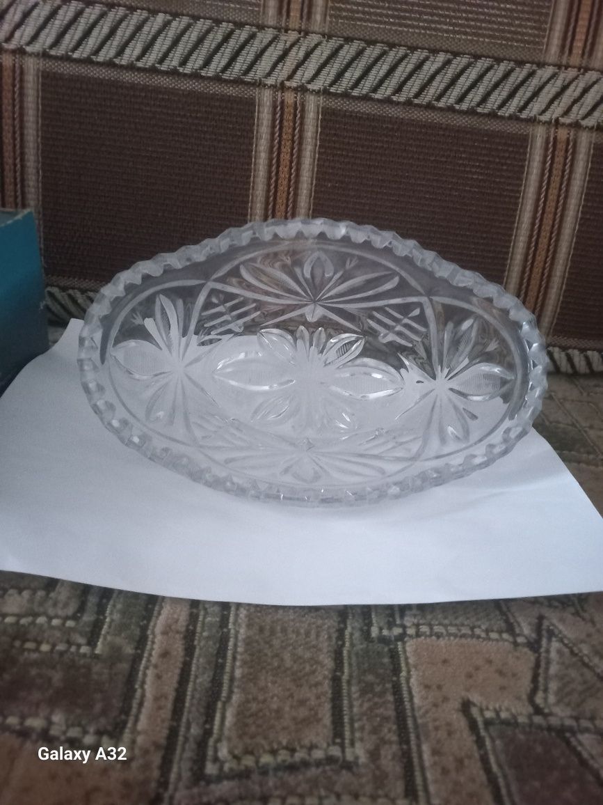 Продам новую хрустальную конфетницу,салатницу.Вазу д/сервировки стола.