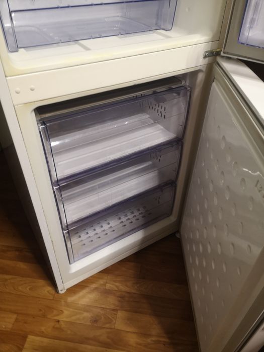 Холодильник Beko двокамерний суха заморозка
