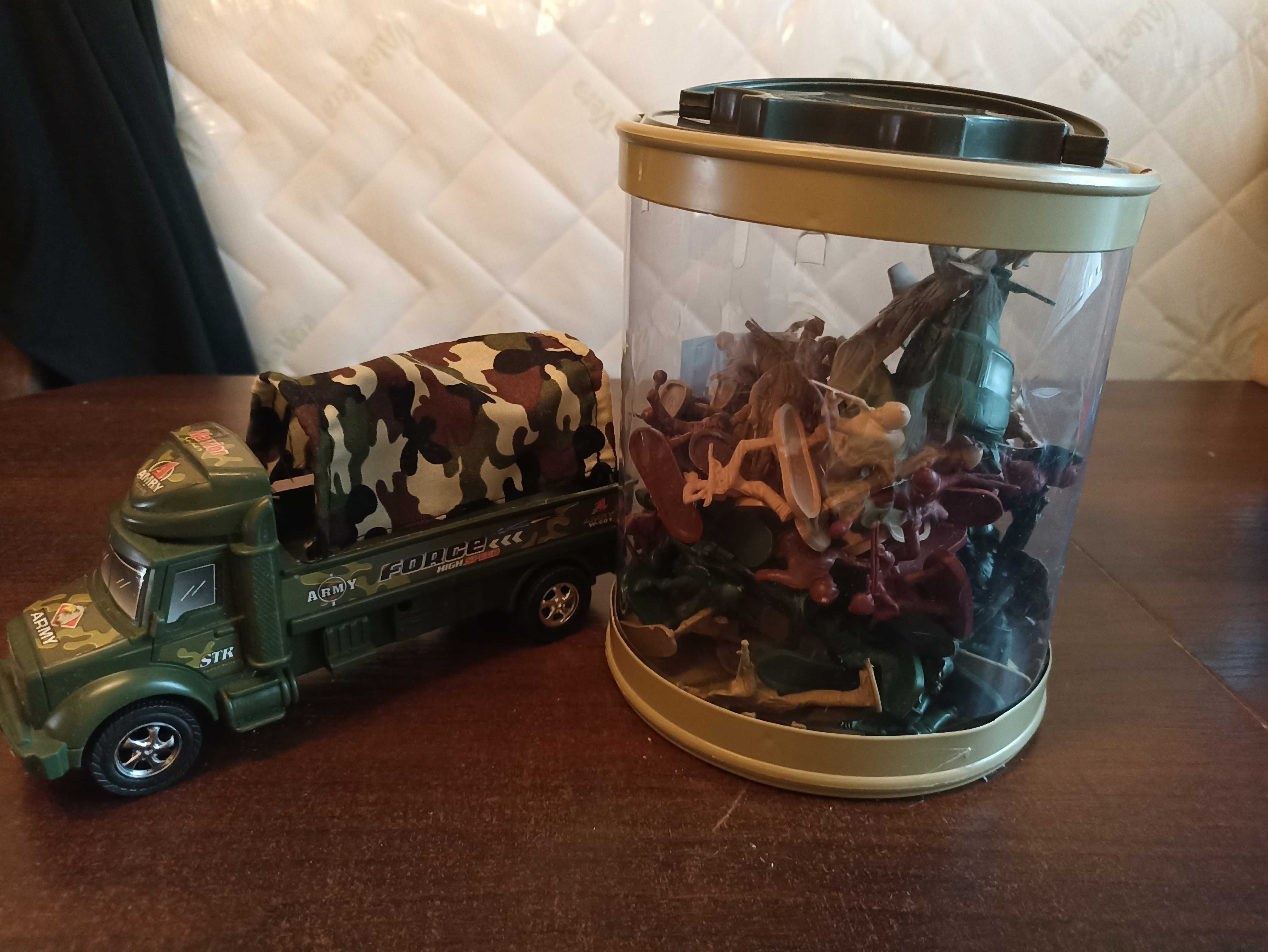 Żołnierzyki plastikowe plus auto wojskowe