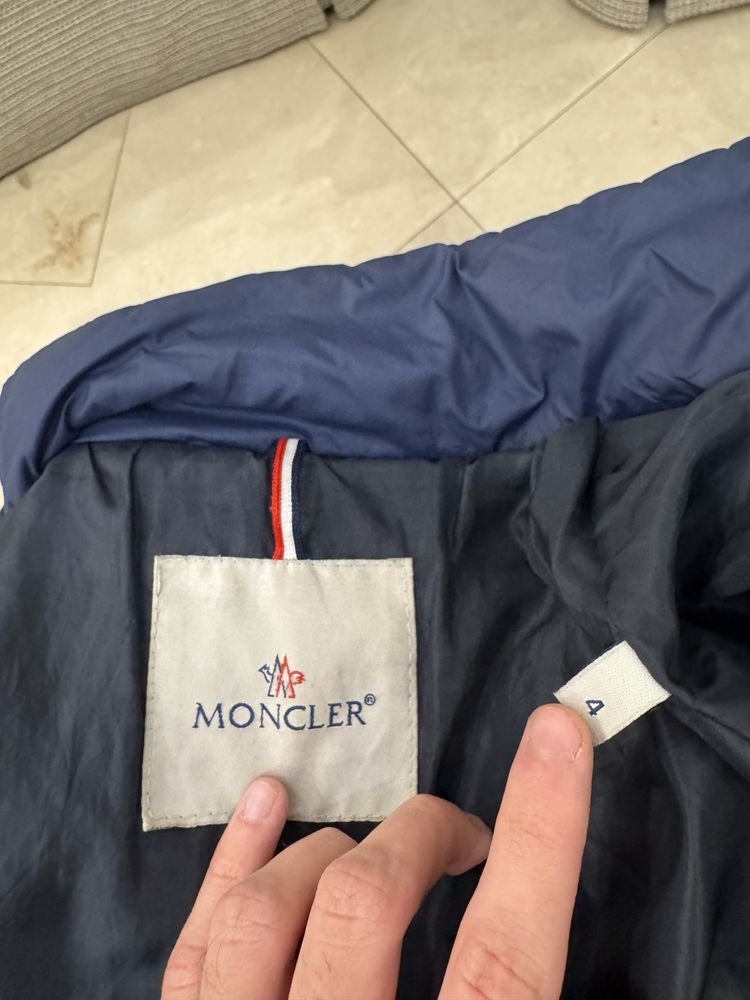 Продам Пуховик Moncler  р.L