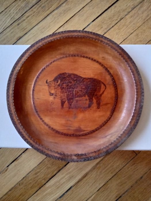 Drewniany góralski talerz ozdobny okrągły z żubrem