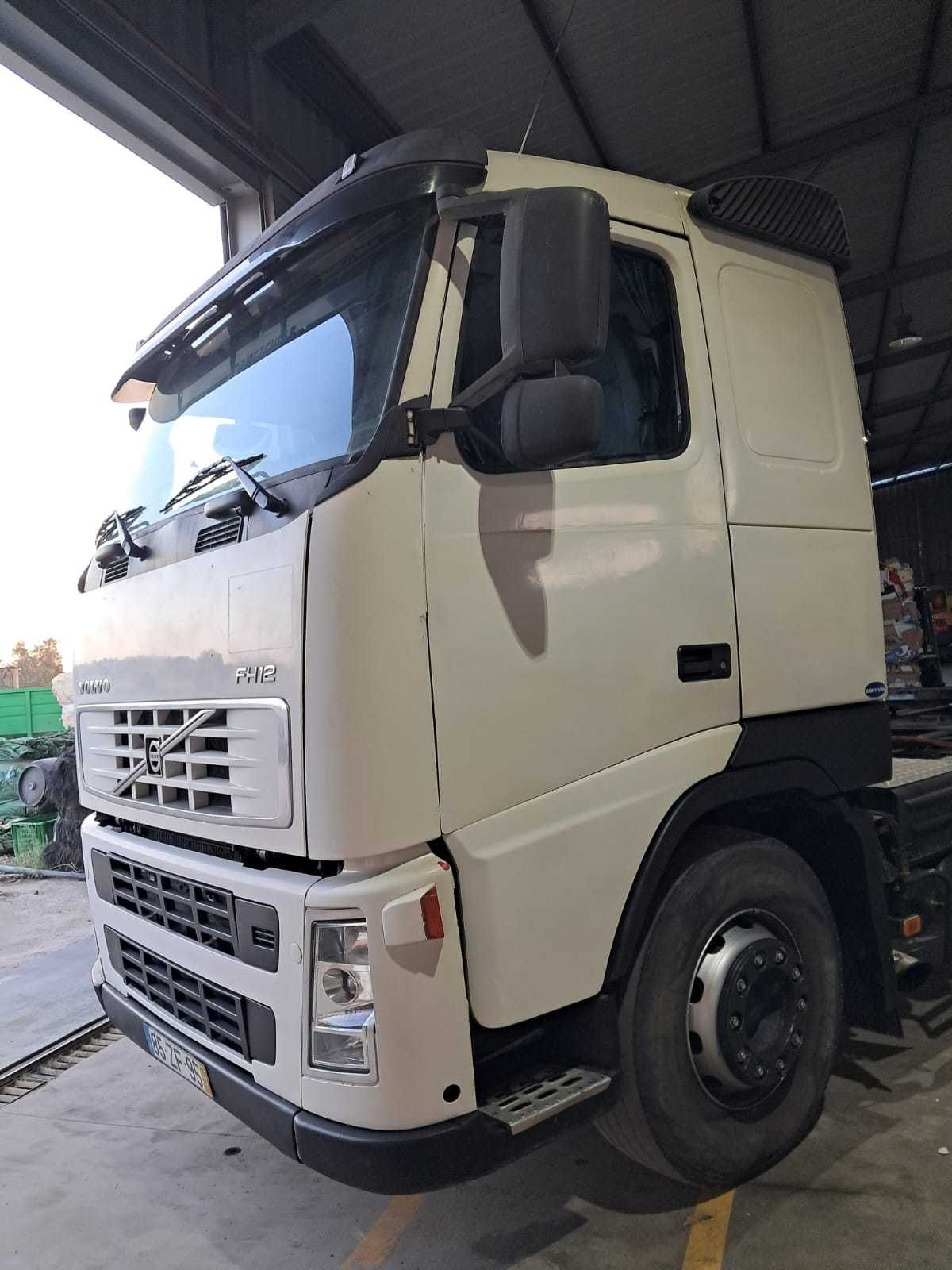 Trator Volvo Fh 12 com kit basculante