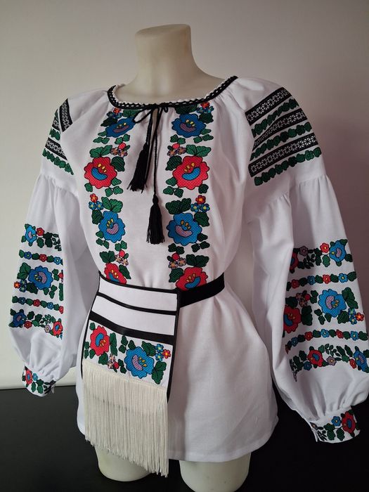 Вишита сорочка з поясною кишенею