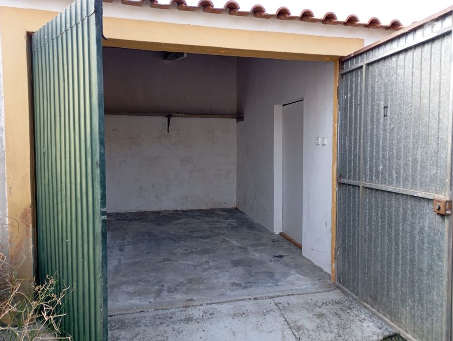 Espaço para arrumos ou garagem