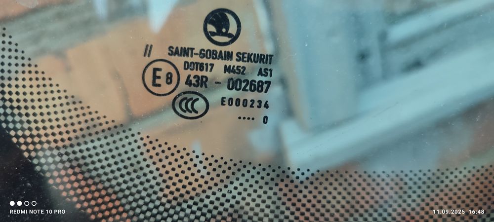 Продам лобовое стекло, оригинал.