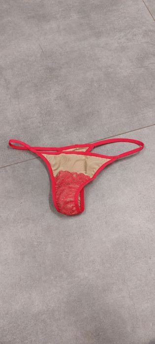 Czerwone stringi używane