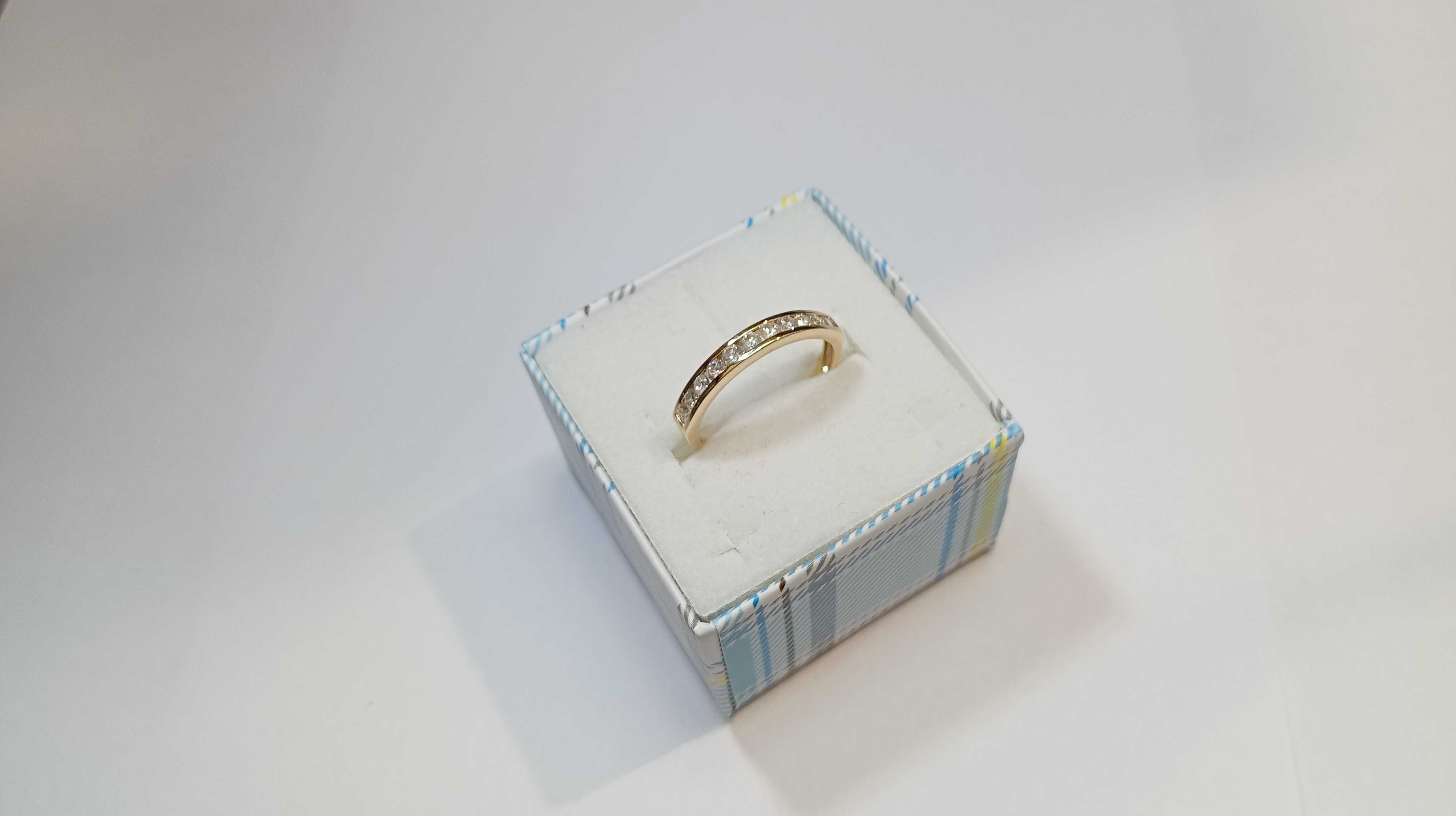 Złoty pierścionek z jedenastoma diamentami