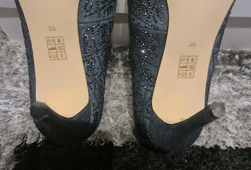 Sapatos Guess com brilho