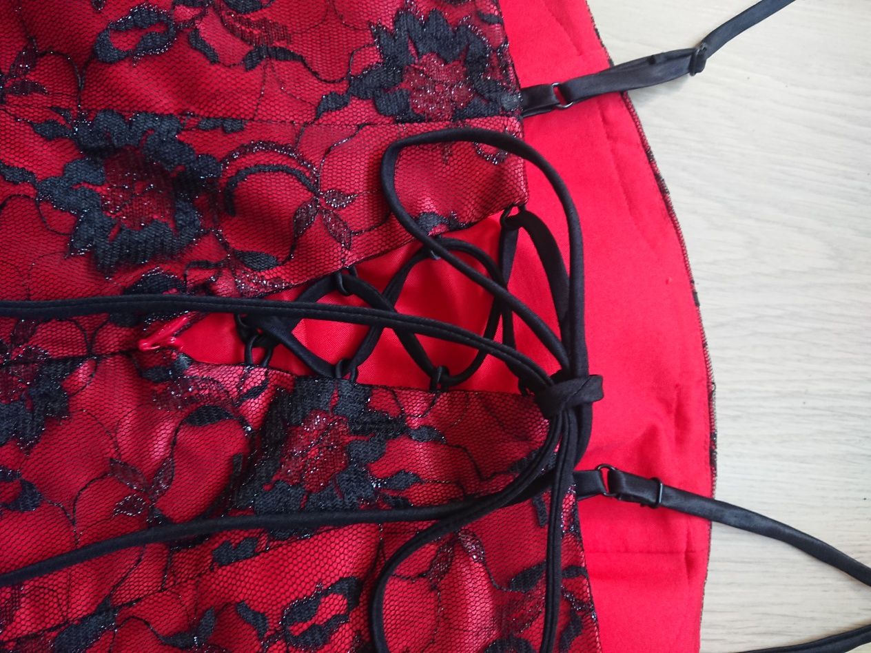 Elegancka czerwona sukienka z błyszcząca koronka satynowa