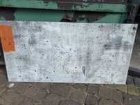 Panele szklane w strukturze betonu