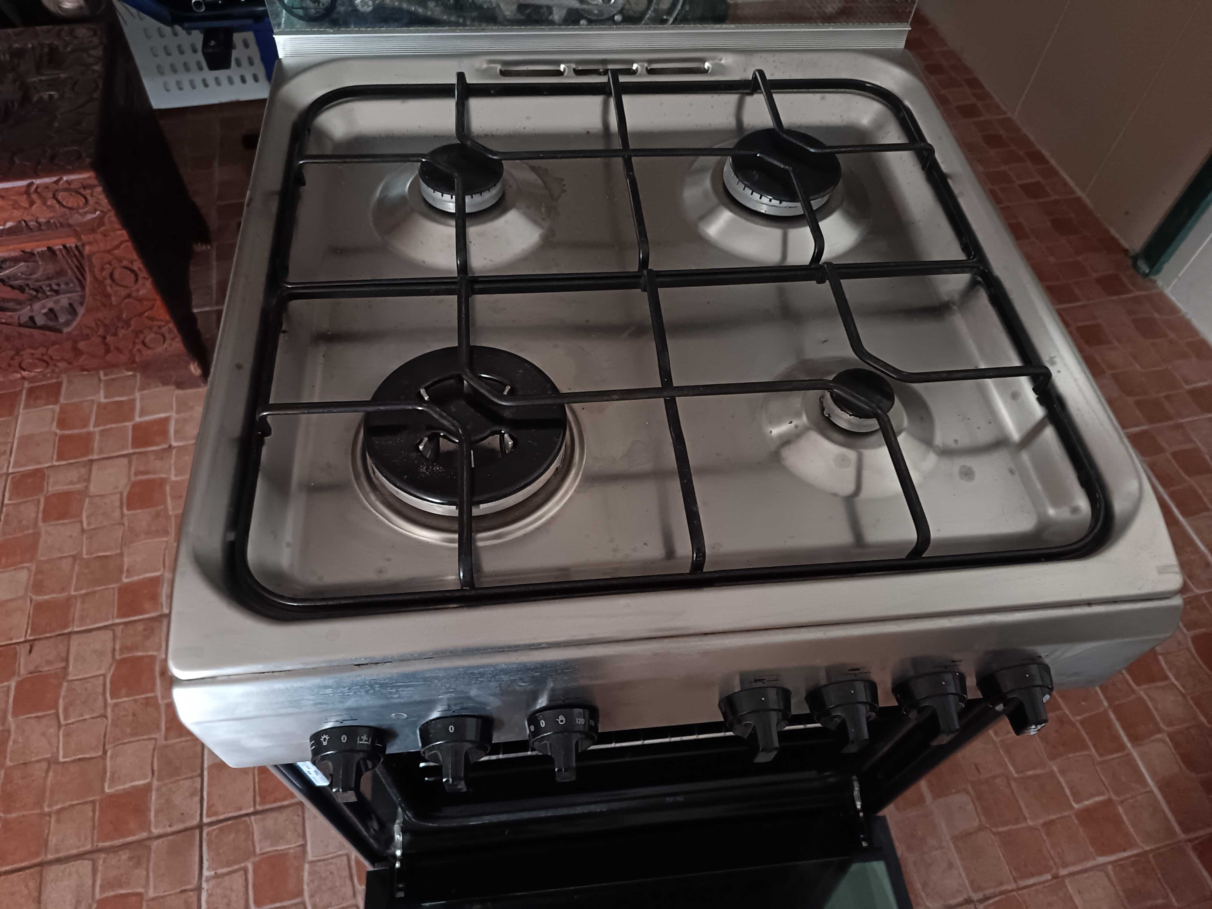 Fogão a gás Indesit em excelente estado