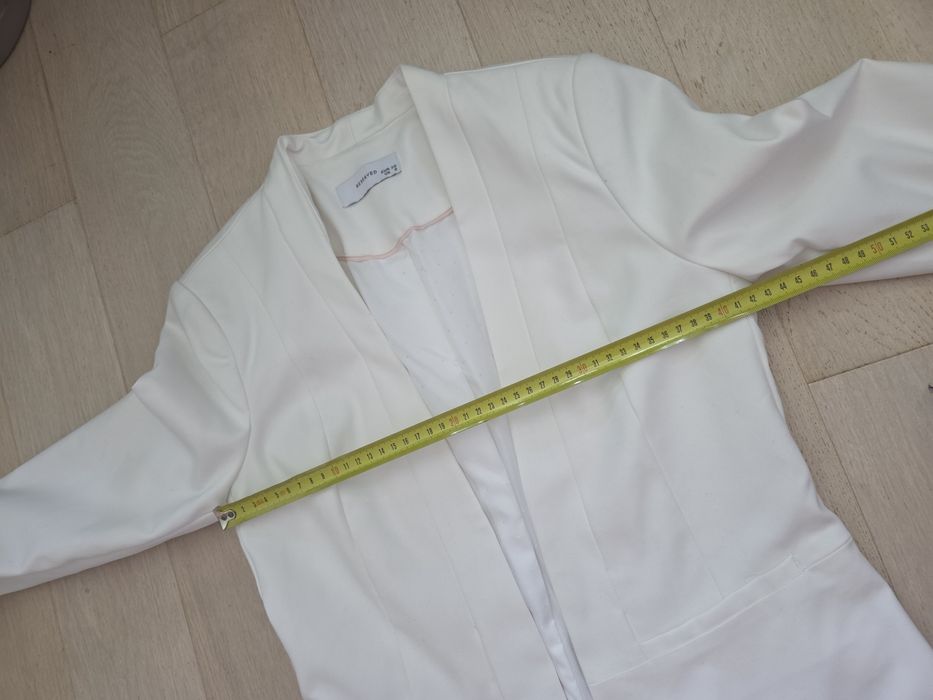 Biała marynarka, Reserved