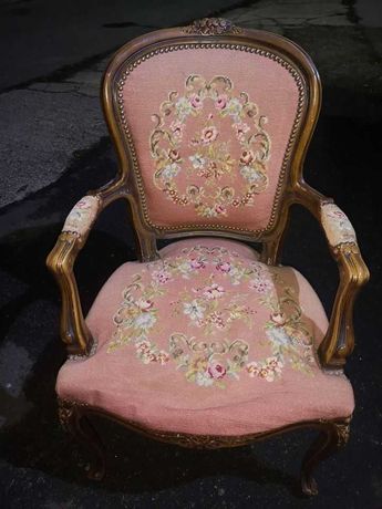 fotel w stylu ludwikowskim z haftowaną tapicerką