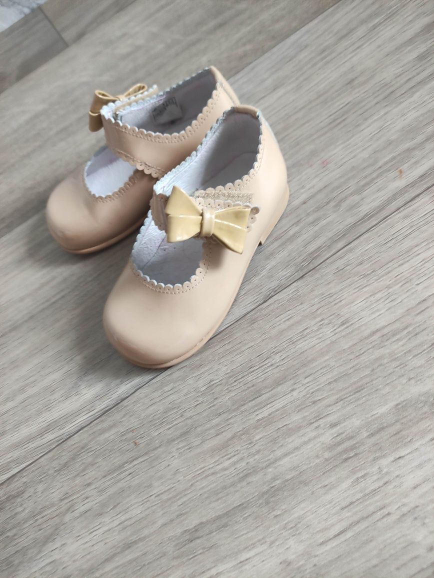 Sapato verniz creme 22