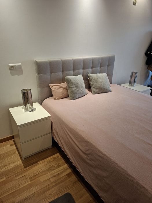 Conjunto Cama Sommier c/colchão ,cabeceira e mesas de cabeceira