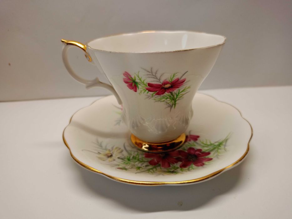 Royal Albert - angielska porcelana kostna - Unikatowy kształt