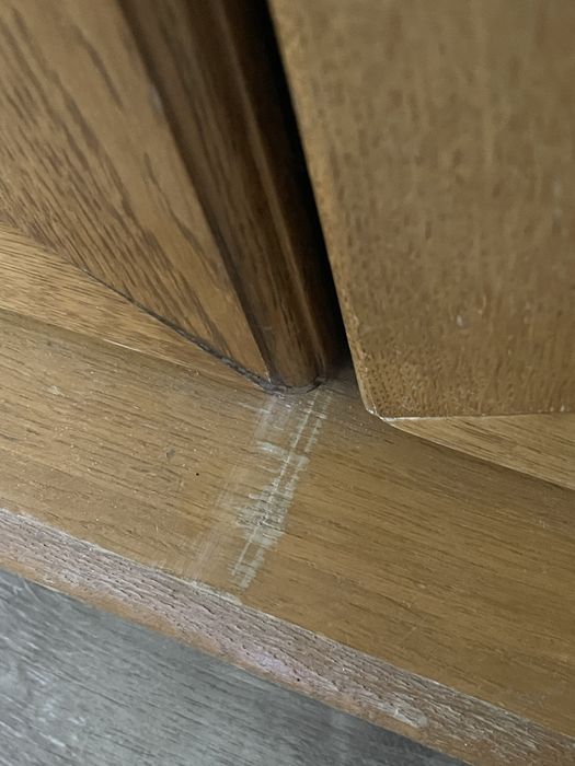 Solidny dębowy kredens