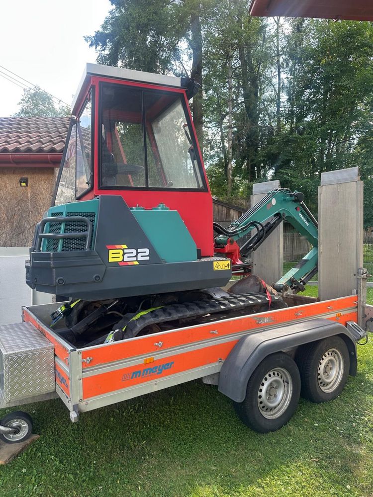 Koparka Yanmar B 22 z dwoma łyżkami .
