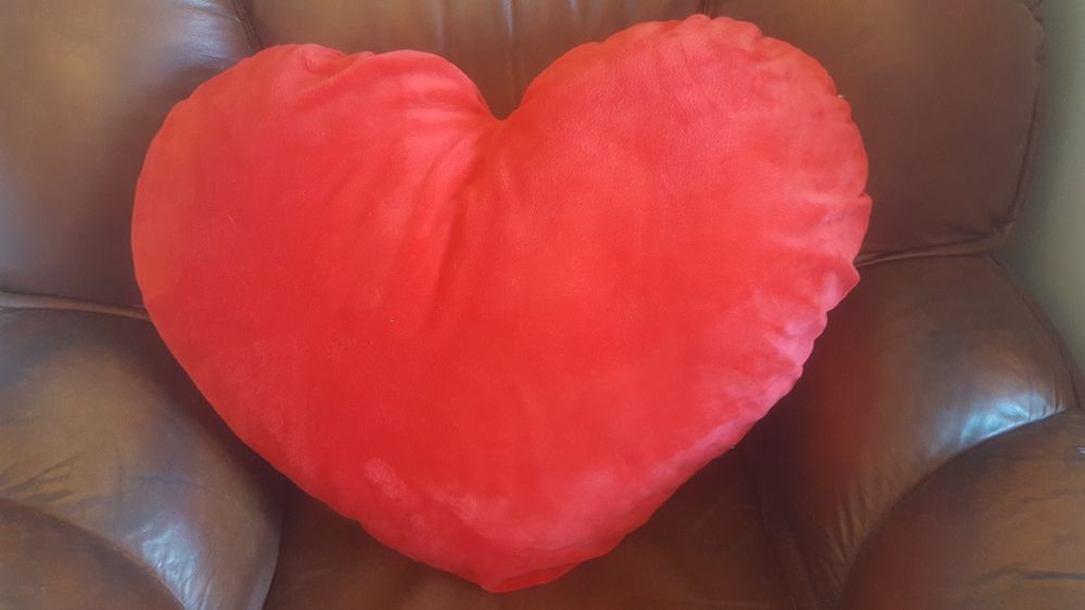 Almofada  formato coração  para  criança