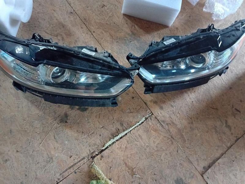 Продам передні оригіналні фари Форд Фюжен 2015 рік