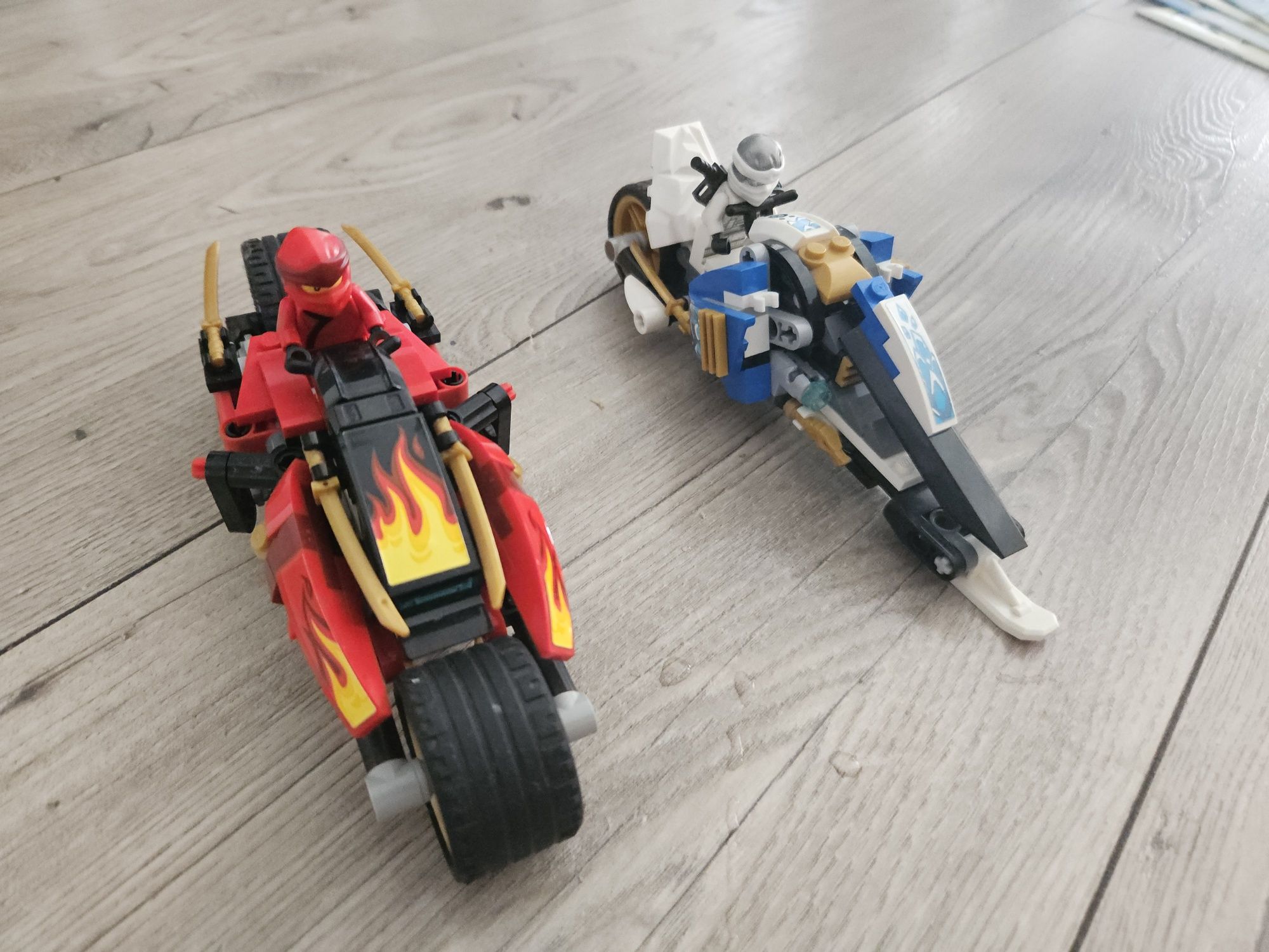 Lego Ninjago Skuter śnieżny Zane'a i motocykl Kaia + figurki