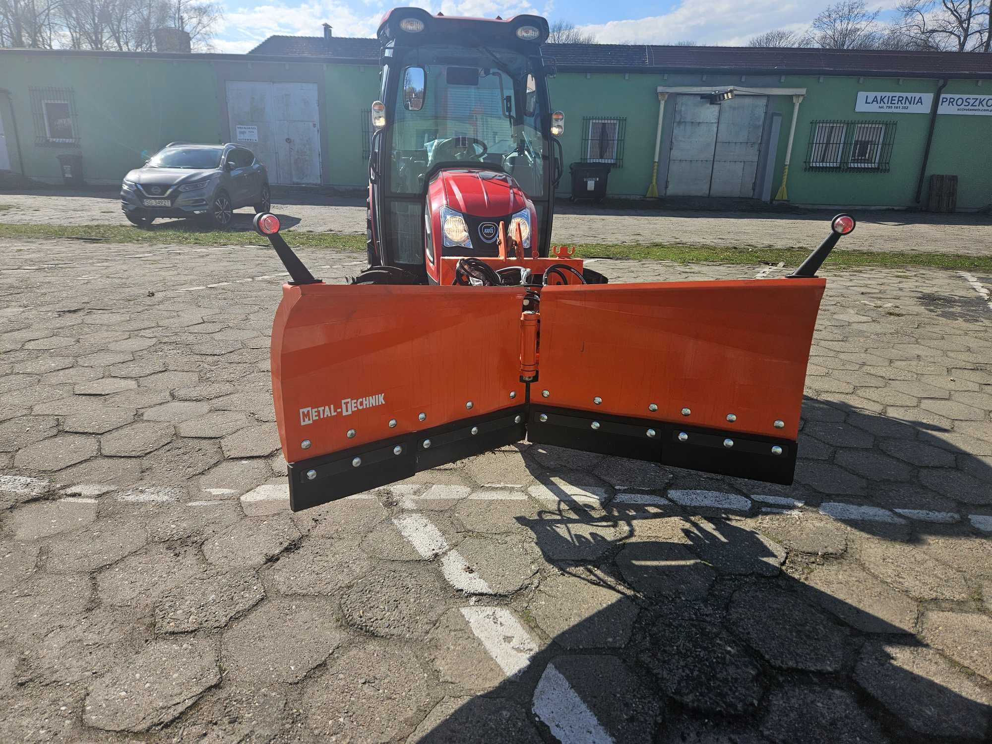 Ciągnik Kioti DK 6020  z pługiem 57 mg