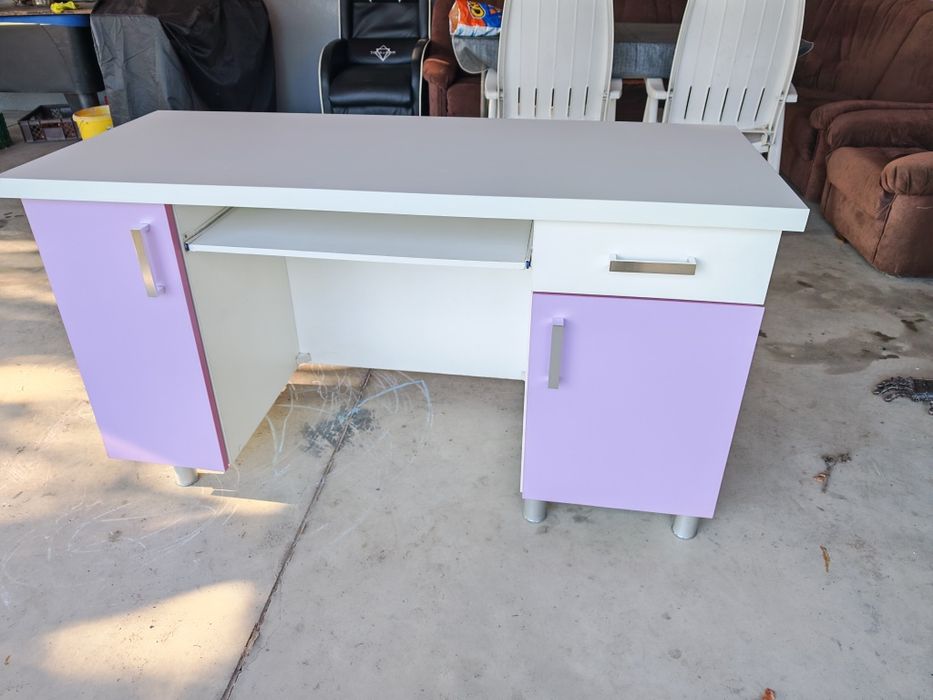 Biurko 140x58 cm – praktyczne, z szafkami i szufladą