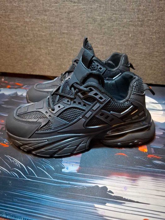 Взуття для жінок та чоловіків