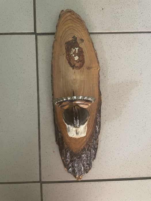 Підсвічники з копит тварин.