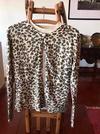 Casaco de padrão leopardo com blusa branca