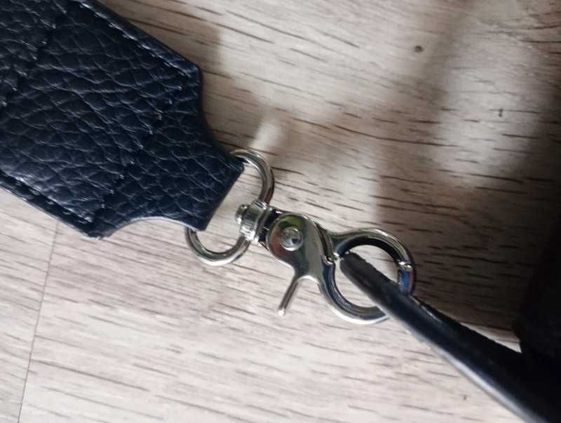 Nowa torebka włoska regulowana czarna kopertówka