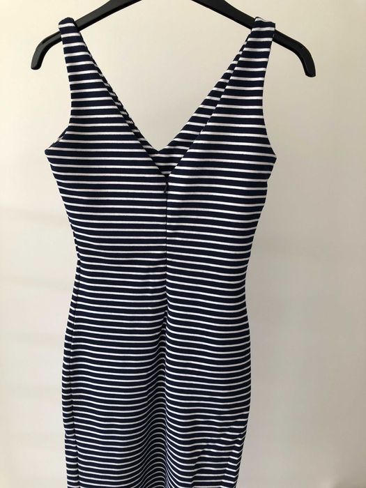 Полосатое платье с разрезом