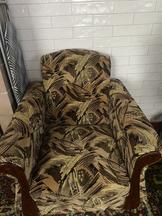 Продам мʼякі крісла в кімнату. Меблі в гарному стані, практично нові.