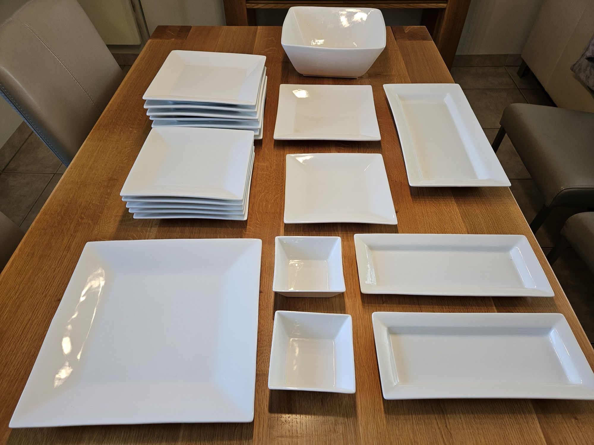 Komplet z białej porcelany