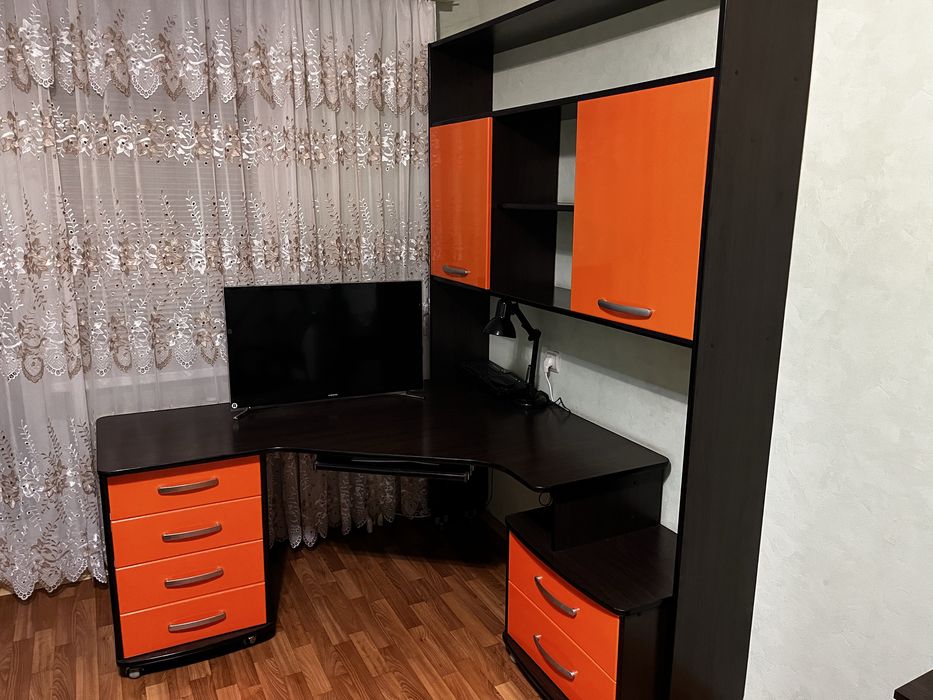 Продам кутовий комп’ютерний стіл з надбудовою