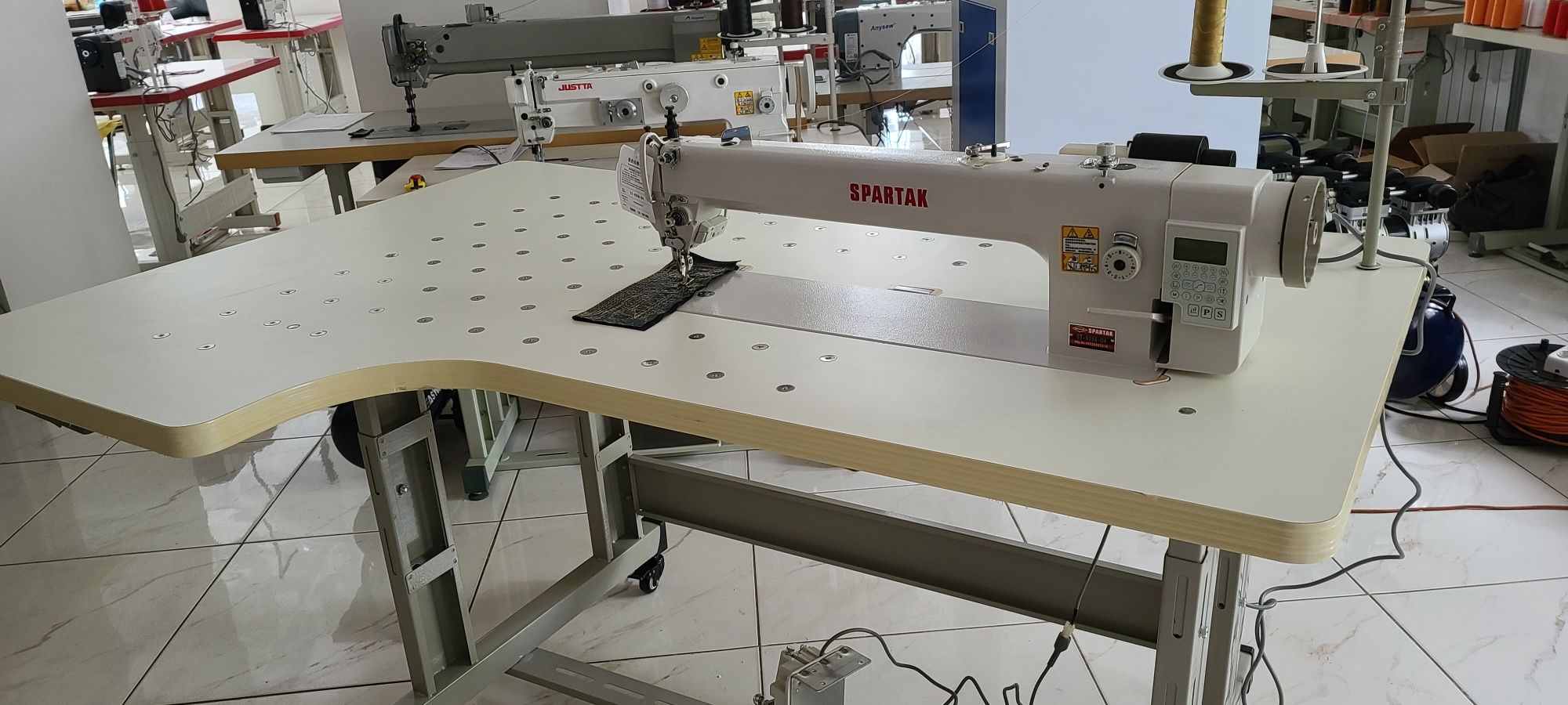 Промышленная прямострочная швейная машина с увеличенной платформой