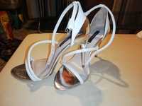 Sapatos brancos de salto metálico