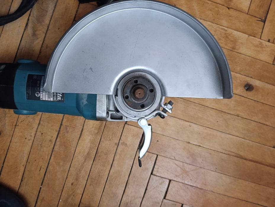 Угловая шлифмашина Makita GA9010C