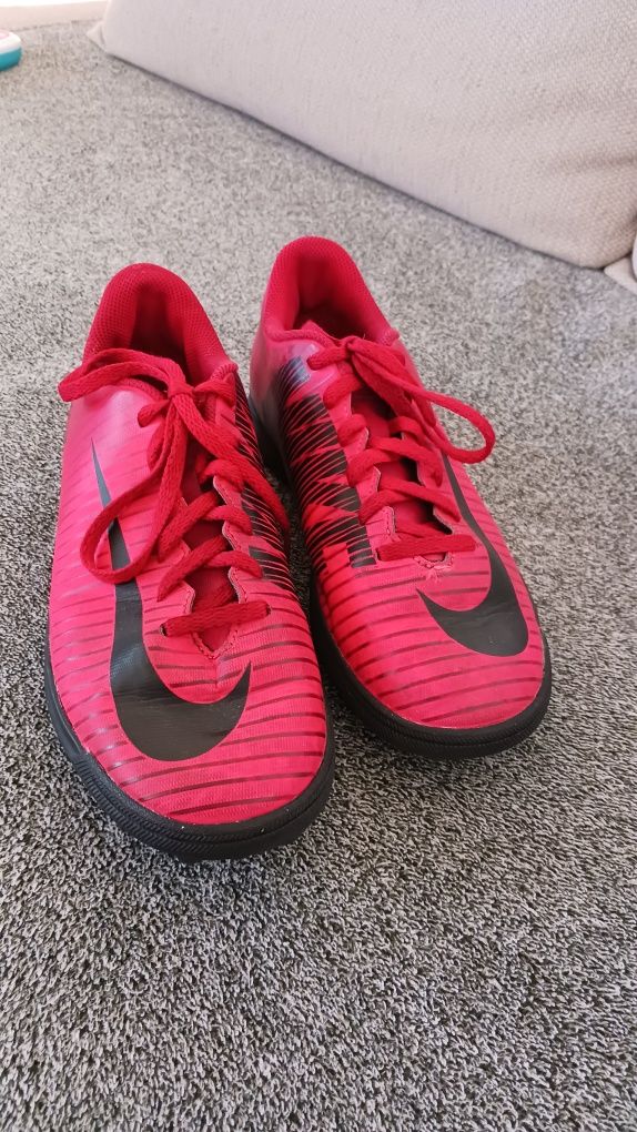 Czerwone turfy Nike Mercurial. Rozm.38