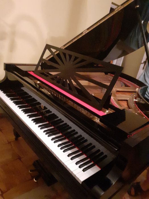 Fortepian czarny Neufeld - angielska mechanika.