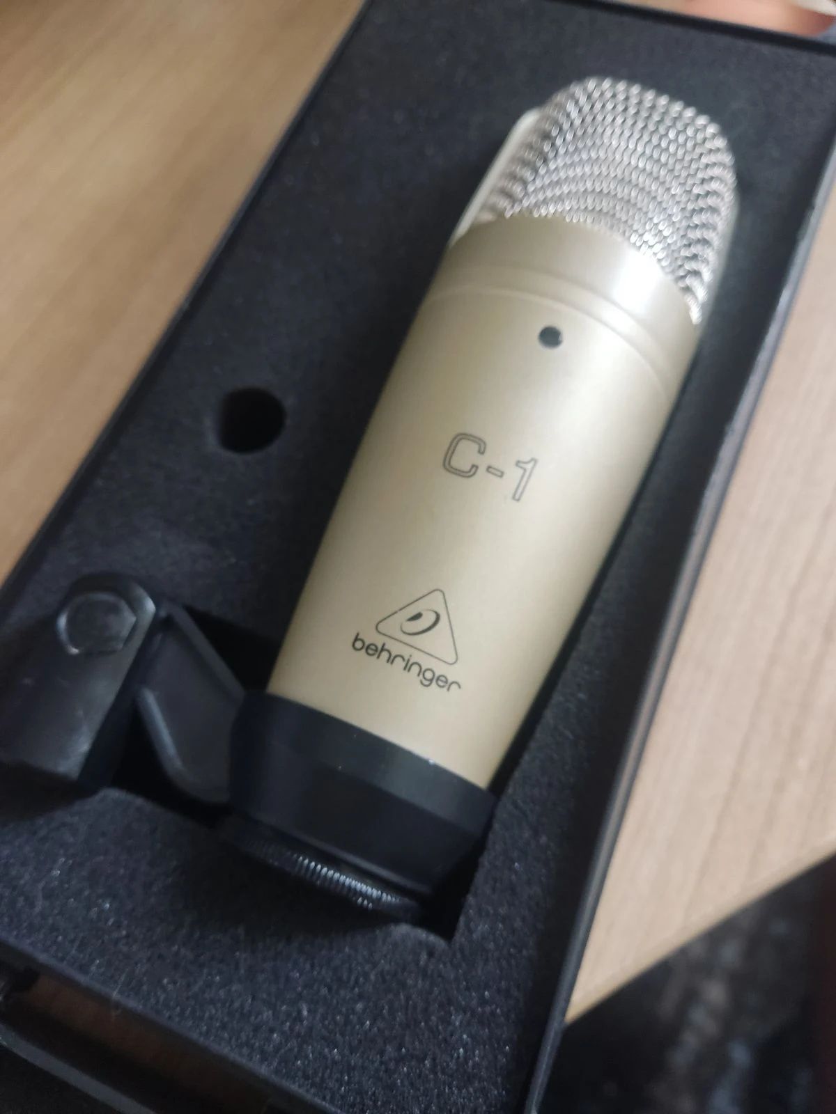Mikrofon pojemnościowy Behringer C-1 do podcastów lub wokalu
Mikrofon