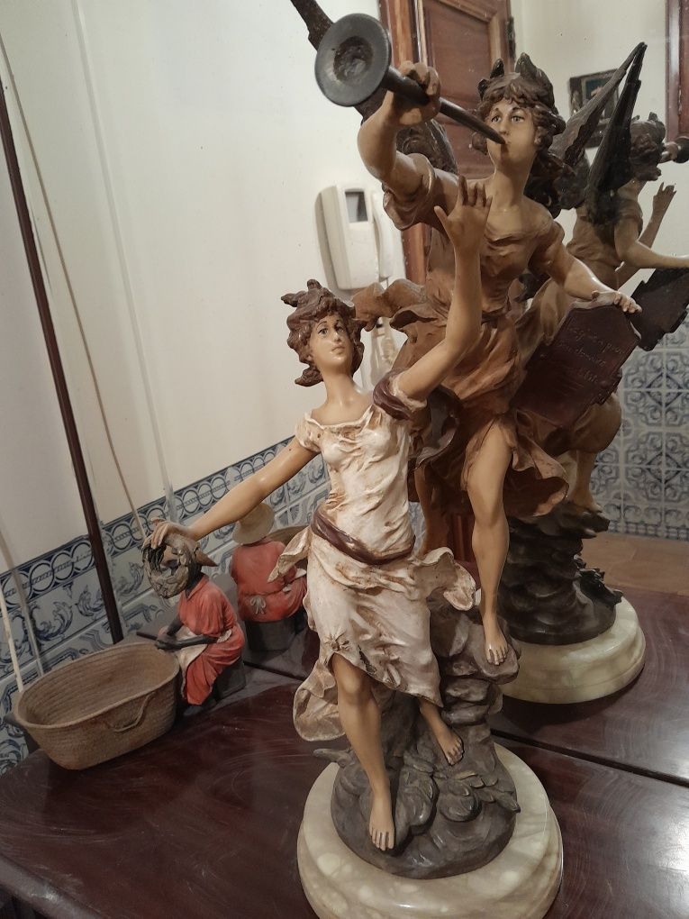 Estatueta antiga grande com 64 cm e base em mármore