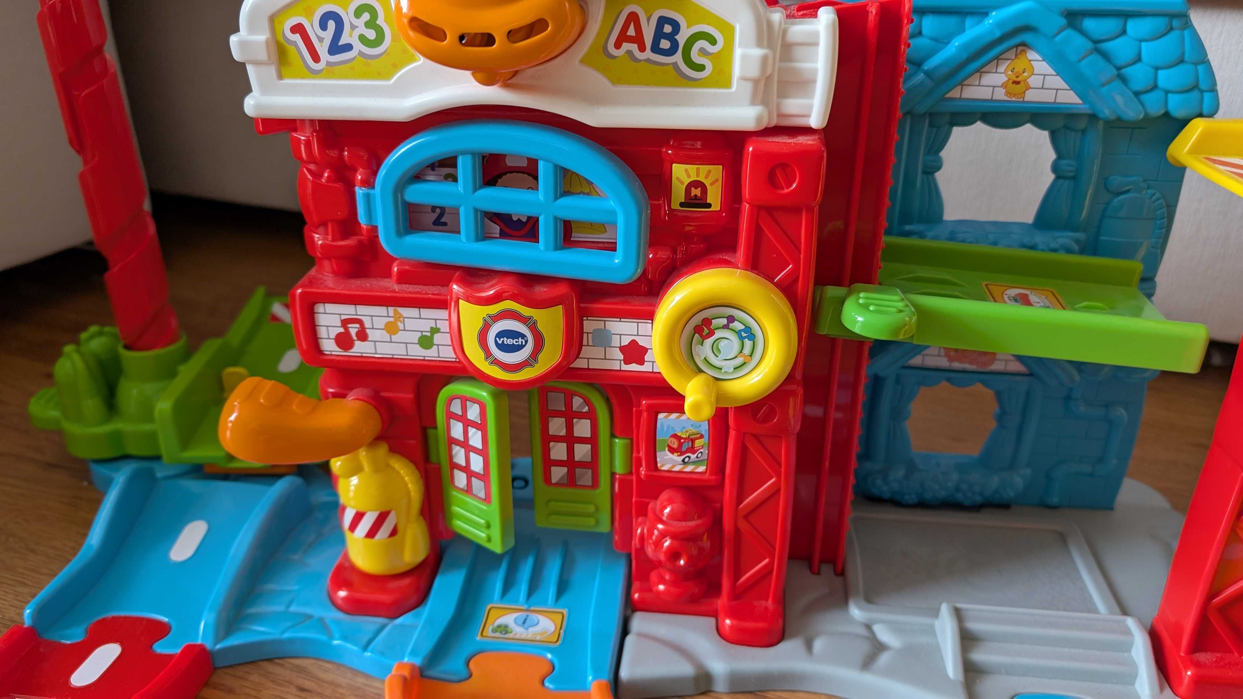 Remiza strażacka Vtech tut tut + autko straż pożarna, śpiewa po polsku