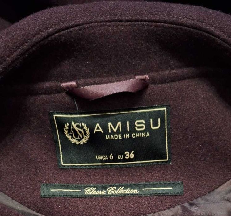 Śliwkowy płaszcz z wiązaniem – elegancja i styl na chłodne dni!