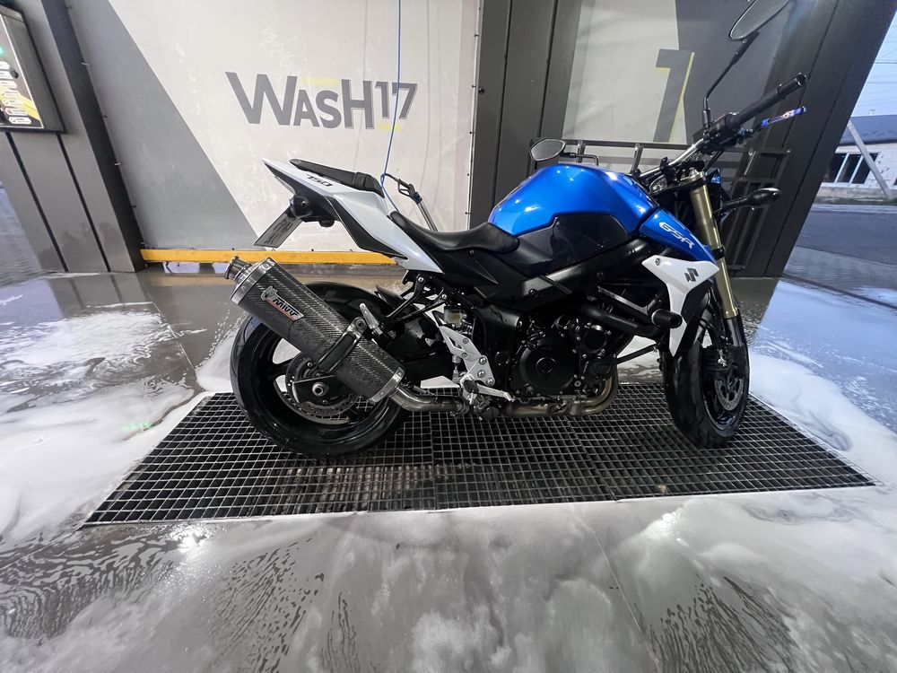 Suzuki gsr 750 стрит