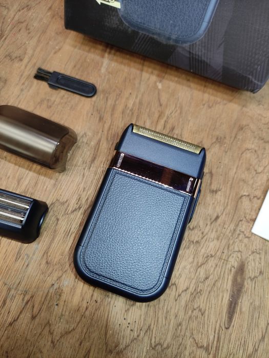 Чоловіча акумуляторна електробритва