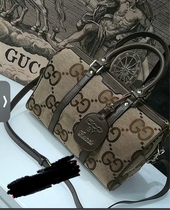 Kuferek Gucci duze logowania piekny