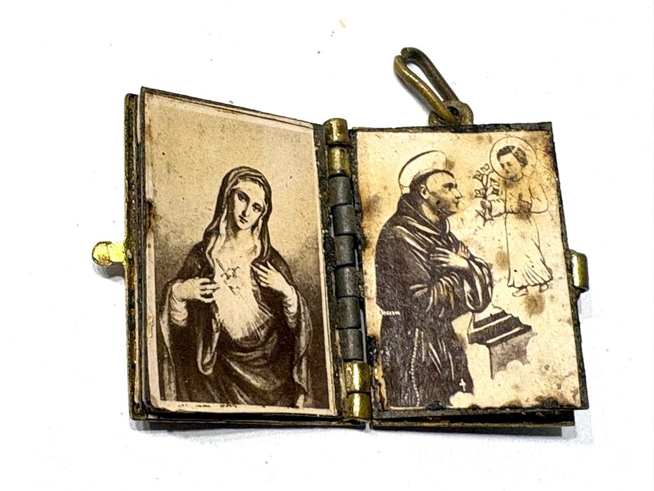 antigo pendente livrinho relicário Santo António dourado e esmaltado