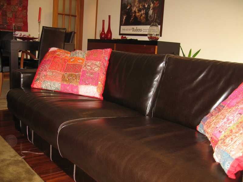 Luxuoso sofá em couro genuíno com muito pouco uso!