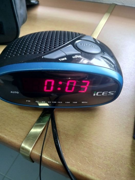 Radio relógio despertador esta novo